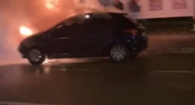 Seyir halindeki otomobil alev alev yandı