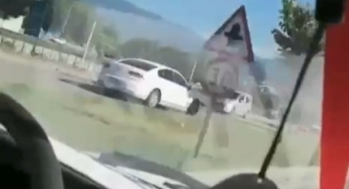 Ters şeritte giderek kazaya davetiye çıkardı