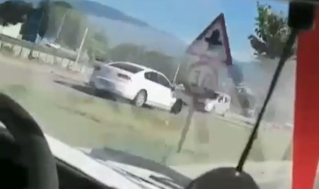 Ters şeritte giderek kazaya davetiye çıkardı