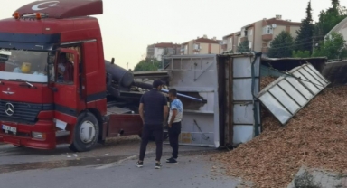 TIR devrildi, yol kapandı