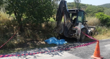 Yol çalışmasını izleyen şahıs iş makinesinin altında kaldı
