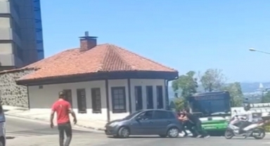 Yolda kalan sürücünün yardımına polis yetişti