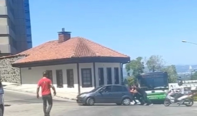 Yolda kalan sürücünün yardımına polis yetişti