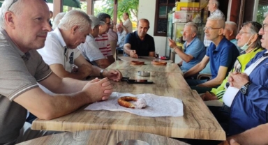 Yüzlerce kişi bir araya gelip eski anılarını anlatıyorlar