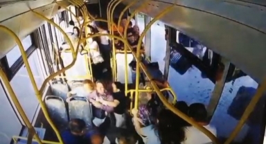 23 kişinin yaralandığı kaza otobüs kamerasında