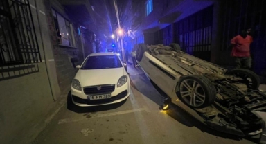 Ara sokakta hız yaptı ,3 otomobile çarpıp takla attı