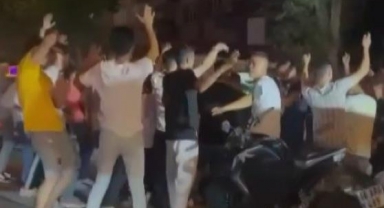 Asker eğlencesinde yolu trafiğe kapatıp göbek attılar