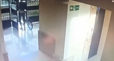 Bisiklet hırsızının rahatlığı 'pes' dedirtti