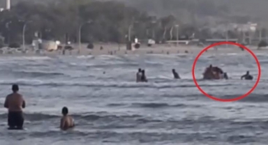 Boğulmak üzere olan genci vatandaş kurtardı