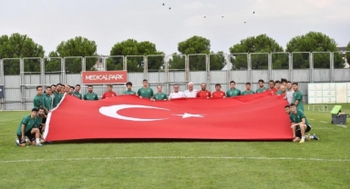 Bursasporlu futbolcular 30 Ağustos Zafer Bayramı’nı kutladı