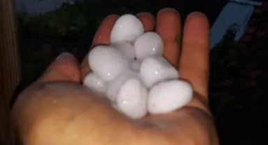 Ceviz büyüklüğünde dolu yağdı