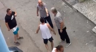 Çocukların kavgasına büyükler dahil olunca bıçaklar konuştu