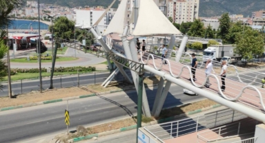 Damperi açık kamyon üst geçide çarptı
