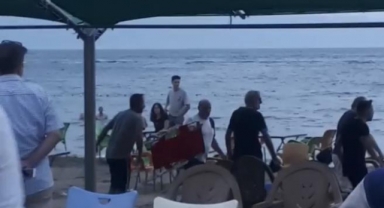 Deniz kenarında sandalyeli kavga kameralarda