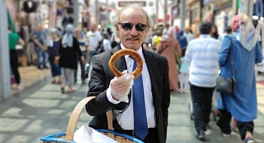 Günde 20 kilometre yürüyor takım elbiseyle simit satıyor