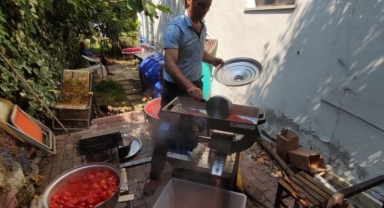 Her gün ev ev gezip 5 ton domates çekiyor