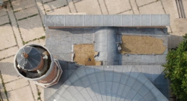 Hırsızlar caminin kurşunlarını çaldı