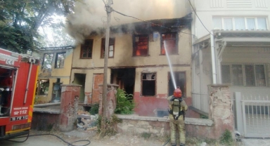 İki katlı ahşap ev küle döndü