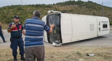 İnegöl'de kontrolden çıkan servis otobüsü devrildi