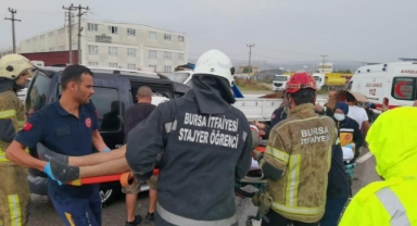 Kamyonet ile hafif ticari araç çarpıştı: 4 yaralı