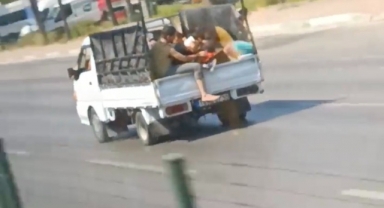 Kamyonet kasasında tehlikeli yolculuk