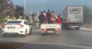 Kamyonet kasasında tehlikeli yolculuk