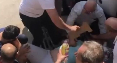 Kaza yapan motosiklet sürücüsünün yardımına çevredekiler koştu