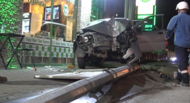 Kontrolden çıkan otomobil aydınlatma direğine çarptı