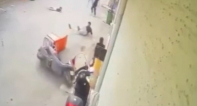 Küçük çocuğa çarpmamak için motorunu devirdi