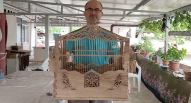 Kuşlar için sanat eseri gibi kafesler yaptı