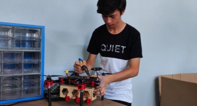 Liseli öğrenciler kendi dronlarını kendileri üretiyor