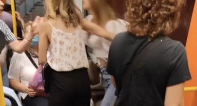 Metroda yer verme yüzünden çıkan tartışma kamerada