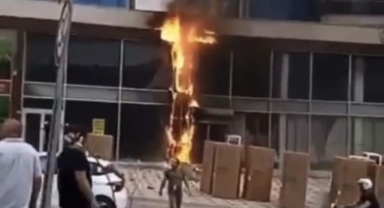 Mobilya dükkanı alev alev yandı