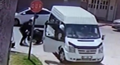 Motosiklet düğün konvoyundaki minibüse çarptı: 1 yaralı