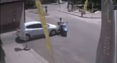 Motosiklet kazadan kıl payı kurtuldu