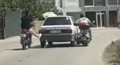 Motosiklet sürücüleri otomobili böyle ittiler