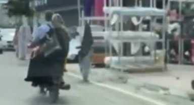 Motosiklette ailecek tehlikeli yolculuk 