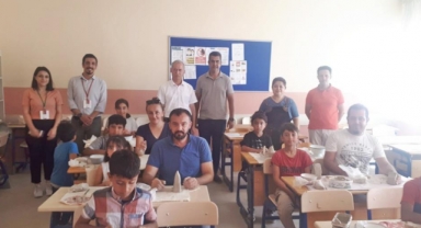 Mustafakemalpaşa'da 'Mevsimlik' çocukların yüzü güldü
