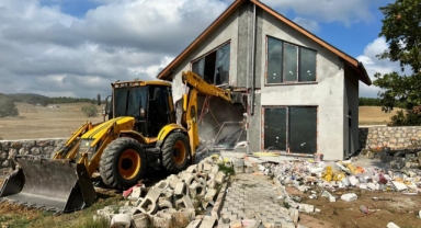 Nilüfer’de tarım arazisine yapılan kaçak yapı yıkıldı