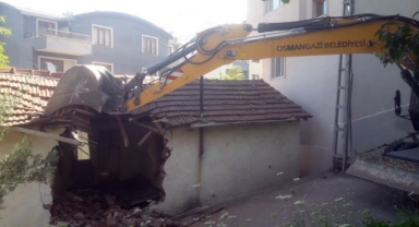 Osmangazi’de metruk binalar güvenlik için yıkılıyor