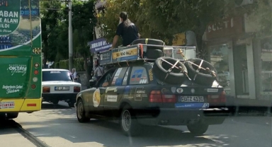 Otomobilin üzerinde şehir turu yaptı,