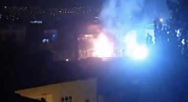 Patlayan trafo geceyi aydınlattı