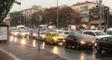 Sağanak yağış hayatı felç etti