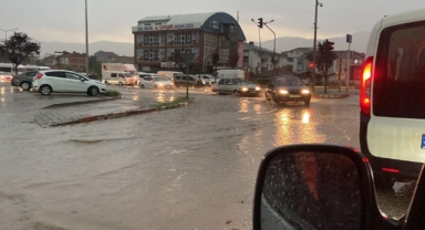 Sağanak yağış yolları göle çevirdi