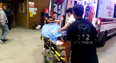 Silahlı saldırıda yaralanan genç karakola sığındı