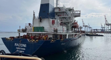 Tahıl yüklü gemi “Razoni” İstanbul açıklarında