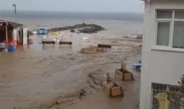 Terminal çatısı çöktü deniz ile kara birleşti