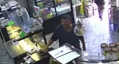 Tezgah üstündeki telefonu böyle çaldı