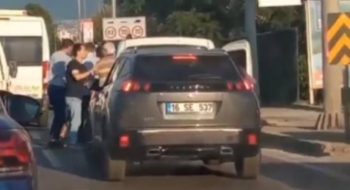 Trafikte yol verme tartışması kamerada