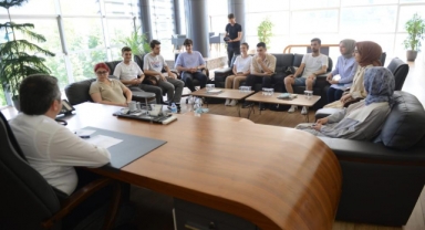 Üniversite kazanan gençlerden Başkan Yılmaz'a ziyaret